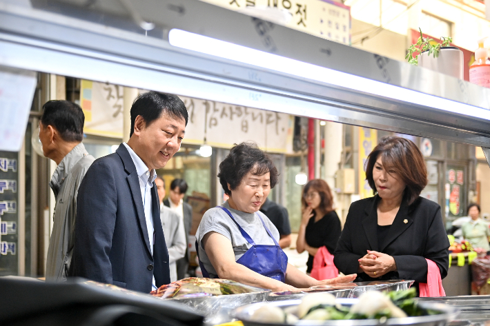 9일 차준택(왼쪽) 인천 부평구청장이 추석을 앞두고 지역 전통시장을 방문했다. 부평구 제공