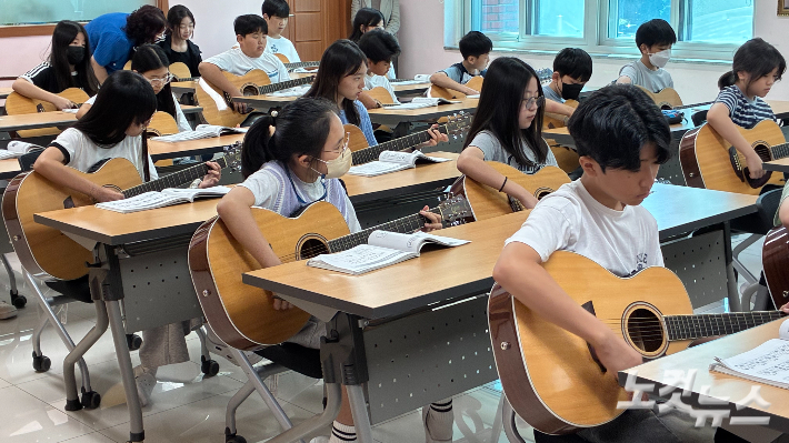 9일 경기 오산시 원동초등학교에서 '벽깨기 사업 사례'인 RAS '통기타 수업'을 6학년 5반 학생 20여명이 참여하는 모습. 김수진 기자