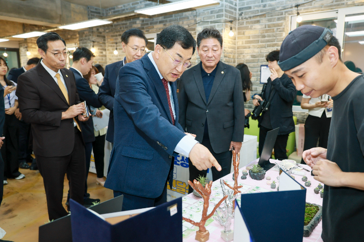 주낙영 경주시장이 '2026 청년 신골든 창업특구 조성사업'에 선정된 청년 창업팀의 전시 부스를 둘러보며 창업 아이템에 대한 설명을 듣고 있다. 경주시 제공
