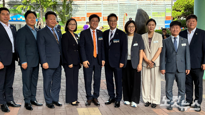 안민석 경기도교육감과 최교진 교육부장관이 9일 경기 오산시 원동초등학교 스포츠센터에서 열린 '벽깨기 협약식'을 앞두고 기념촬영을 하고 있다. 김수진 기자