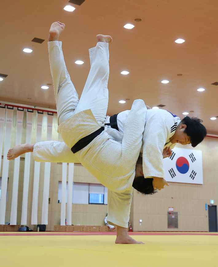 유도 국가대표 이현지(사진 오른쪽)가 9일 충북 진천군 진천국가대표선수촌에서 열린 2026 아이치·나고야 아시안게임 유도 국가대표팀 미디어데이 공개 훈련에서 연습하고 있다. 연합뉴스