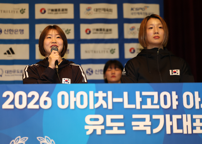 유도 국가대표 허미미(사진 왼쪽)가 9일 충북 진천군 진천국가대표선수촌에서 열린 2026 아이치·나고야 아시안게임 유도 국가대표팀 미디어데이에서 발언하고 있다. 연합뉴스