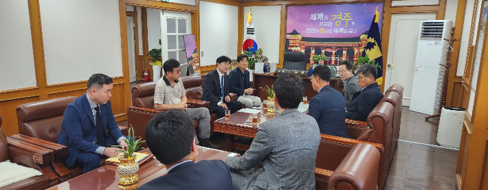 동국대학교 WISE캠퍼스-경주상공회의소,취업지원센터가 간담회를 갖고 있다. 동국대 제공