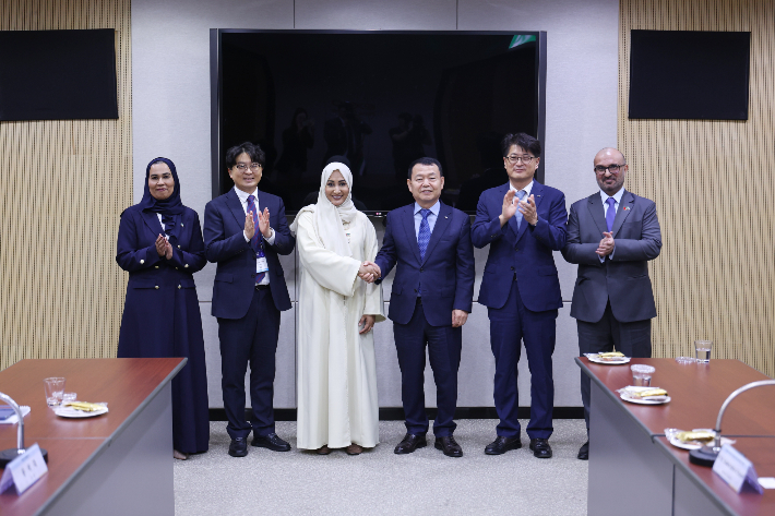 윤석대 한국수자원공사 사장(오른쪽 세 번째)이 샤이카 살렘 알 다헤리 UAE 아부다비 환경청장(오른쪽 네 번째)과 면담 후 기념사진을 촬영하고 있다. 수자원공사 제공