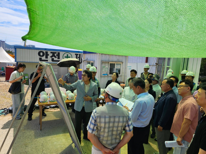 지난달 7일 여수 안산동 장성지구 아파트 신축 공사 현장에서 공사 추진 경과에 대한 브리핑이 진행되고 있다. 우미린아파트 비대위 제공