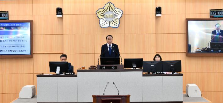 여수시의회 주재현(가운데) 의장이 발언하고 있다. 여수시의회 제공