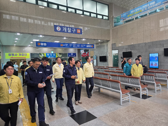 경상북도가 추석 연휴를 앞두고 여객선과 낚시어선 이용객 증가에 대비해 포항지역 해양 안전관리 실태를 점검하고 있다. 경북도 제공