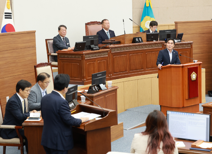 시정질문하고 있는 서명일 창원시의원. 창원시의회 제공 