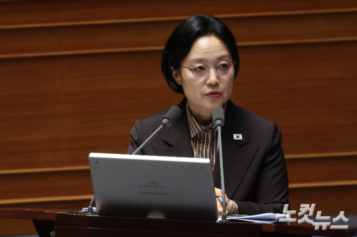 한성숙 국무총리가 9일 국회 본회의 정치분야 대정부질문에 출석해 질문에 답하고 있다. 황진환 기자