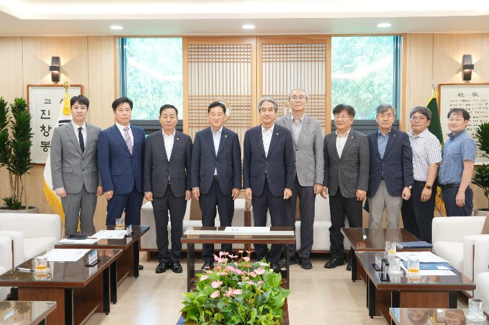 왼쪽부터 이석주, 주연창, 서대현, 강문성 의원, 이근배 총장. 통합특별시의회 제공