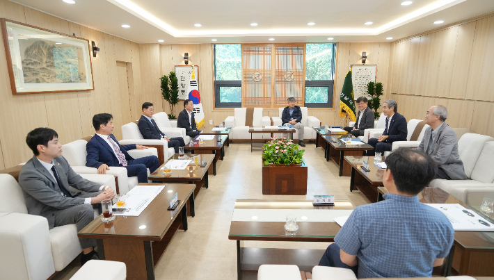 특별시의회 여수지역 의원들(왼쪽)과 전남대 총장 등 보직간부. 통합특별시의회 제공