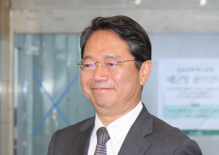 김승원 법무장관 후보자가 9일 서울 종로구 적선현대빌딩에 마련된 인사청문회 준비 사무실에서 외출하고 있다. 연합뉴스