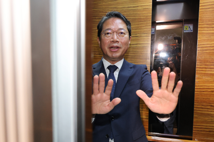 김승원 법무부 장관 후보자가 8일 서울 종로구 적선현대빌딩에 마련된 인사청문회 준비 사무실로 출근하고 있다. 연합뉴스