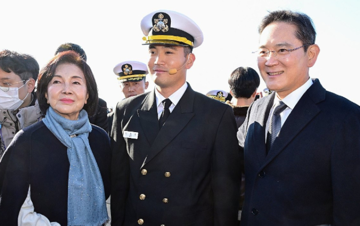 제139기 해군·해병대 사관후보생 수료 및 임관식에서 이재용 삼성전자 회장과 홍라희 리움미술관 명예관장이 이지호 신임 소위와 기념 촬영하고 있다. 연합뉴스