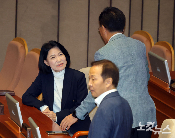 국민의힘 이진숙 의원이 7일 국회 본회의에 참석하고 있다. 황진환 기자