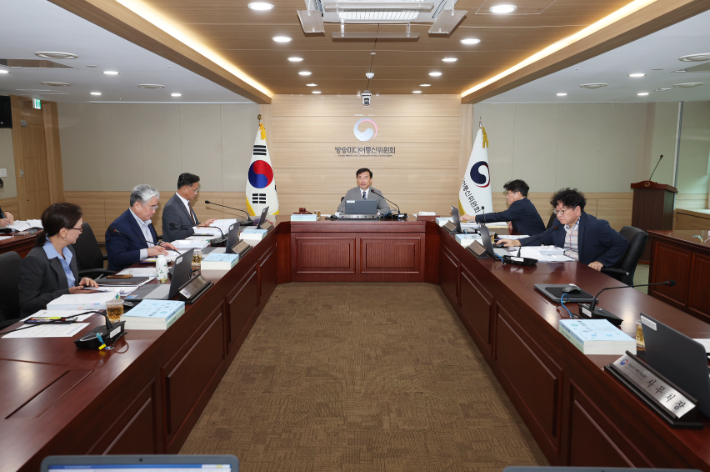 김종철 방송미디어통신위원장이 9일 정부과천청사에서 '2026년 제34차 전체회의'를 열고있다. 방송미디어통신위원회 제공