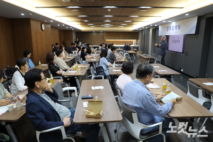 포항의료돌봄지원단(부설 웰라이프통합돌봄연구소)은 한동대학교 글로벌미래평생교육원과 경상북도맨발걷기협회와 함께 업무협약식을 진행했다. 김일현 기자 