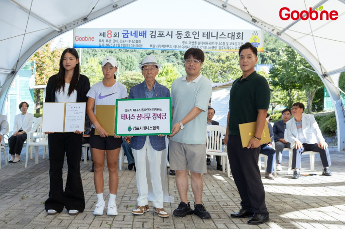 재단법인 '춘당장학회' 홍기훈 이사장(가운데)이 선발된 장학생들에게 '홍기훈 꿈나무 장학금'을 전달하고 기념촬영을 하고 있다. 지앤푸드 제공 