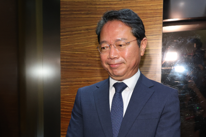 김승원 법무부 장관 후보자가 8일 서울 종로구 적선현대빌딩에 마련된 인사청문회 준비 사무실로 출근하고 있다. 연합뉴스