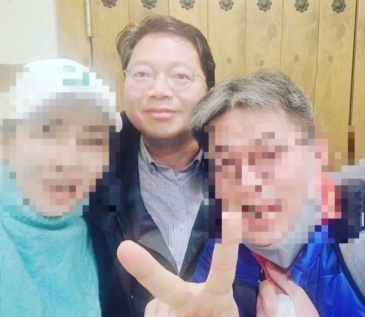 김승원 법무부 장관 후보자와 브로커 양모씨(왼쪽)가 정모 판사와 찍은 사진. 인스타그램 캡처