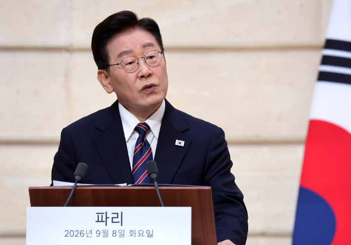 이재명 대통령이 8일(현지시간) 프랑스 파리 엘리제궁에서 에마뉘엘 마크롱 프랑스 대통령과 공동언론발표를 하고 있다. 연합뉴스