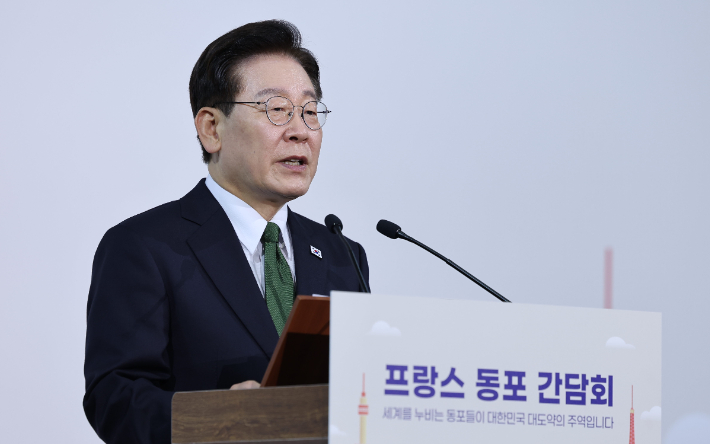 이재명 대통령이 9일(현지시간) 프랑스 파리 한 호텔에서 열린 동포 오찬간담회에서 격려사를 하고 있다. 연합뉴스