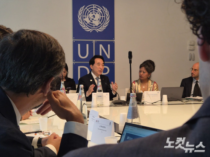 지난달 27일(현지 시각) 이탈리아 로마 유엔개발계획(UNDP) 사무소를 방문한 박수현 충남지사가 충남의 'AI 기본사회'에 대해 설명하고 있다. 김정남 기자
