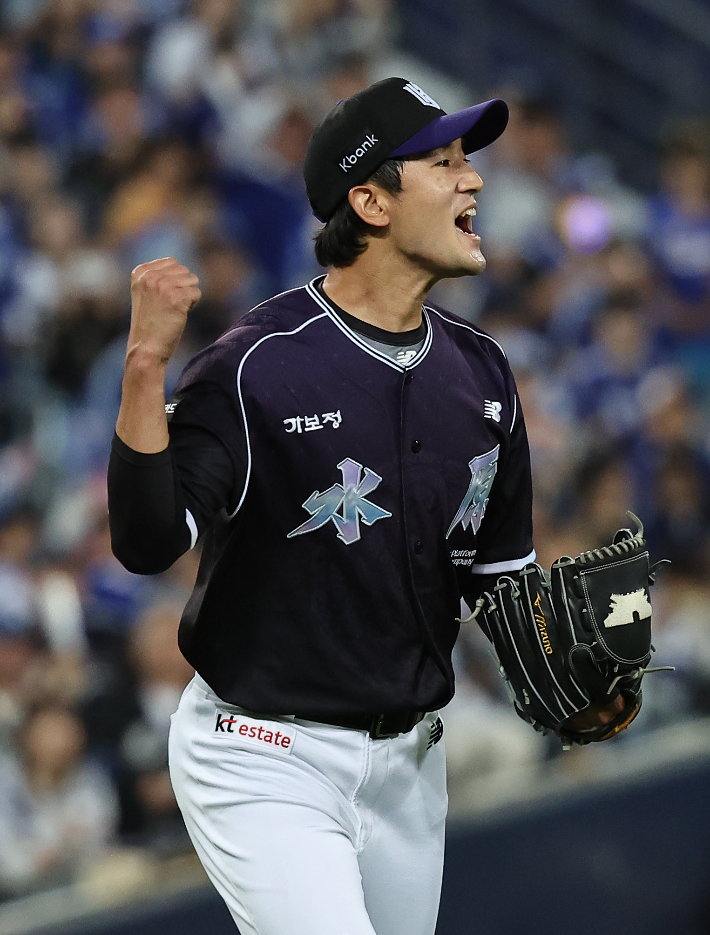 9일 대구 삼성라이온즈파크에서 열린 2026 신한 SOL뱅크 KBO리그 kt 위즈와 삼성 라이온즈 경기. 7회말 kt 선발 고영표가 무실점으로 이닝을 마친 후 환호하고 있다. 연합뉴스 