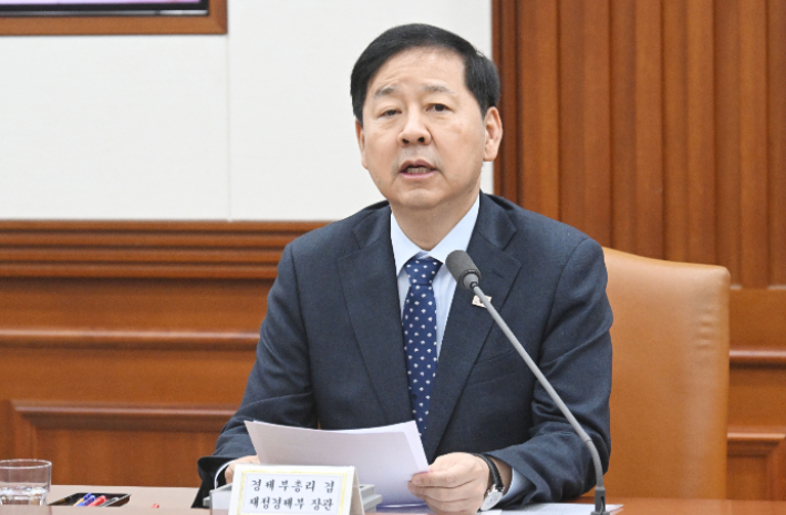 구윤철 부총리 겸 재정경제부 장관이 10일 서울 종로구 정부서울청사에서 열린 '경제관계장관회의 겸 구조혁신 관계장관회의'를 주재하며 모두발언을 하고 있다. 재정경제부 제공