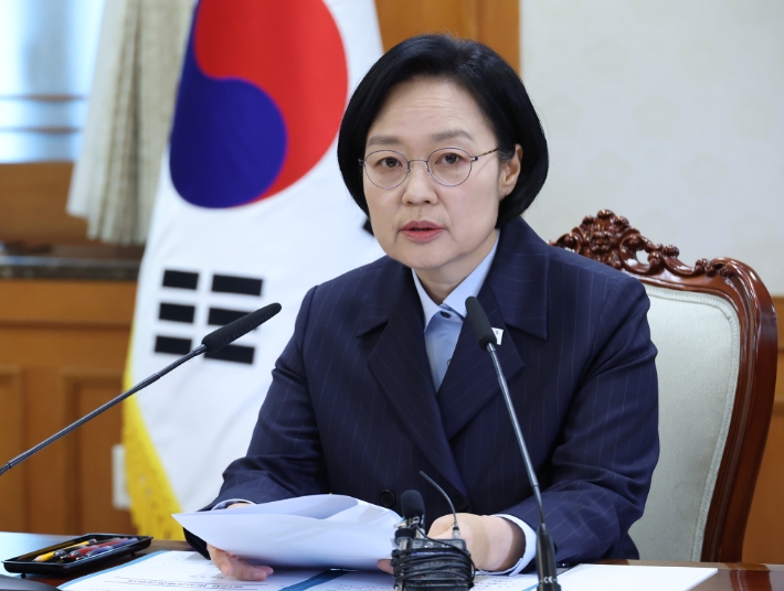 한성숙 국무총리가 10일 서울 종로구 정부서울청사에서열린 비상경제점검회의에서 발언하고 있다. 연합뉴스