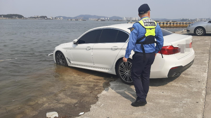 대조기 기간 높아진 바닷물에 침수된 자동차. 군산해경 제공