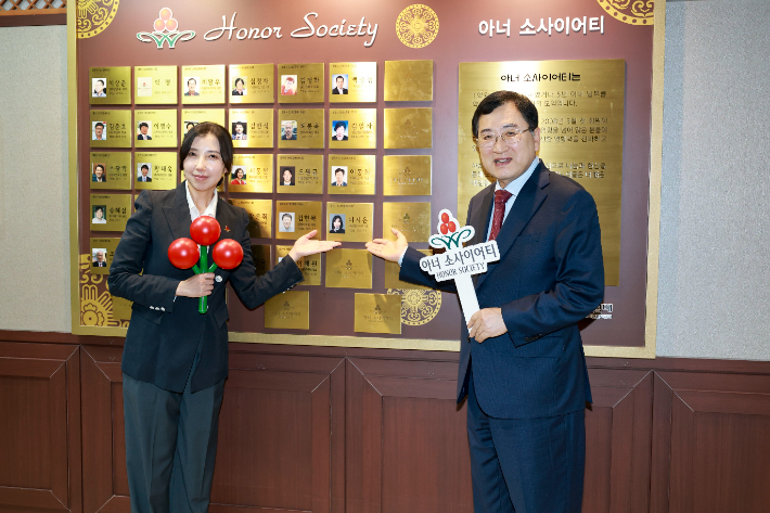 주낙영 경주시장과 이시은 대표가 경주시청에서 열린 아너 소사이어티 회원 가입식에서 기념촬영을 하고 있다. 경주시 제공