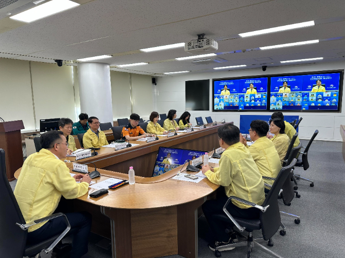 전남광주통합특별시는 10일 광주청사와 무안청사를 영상으로 연결해 '추석 연휴 안전관리대책 점검회의'를 열고 분야별 안전대책을 점검했다. 광주특별시 제공