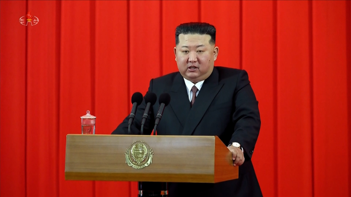김정은 북한 국무위원장이 지난 9일 평양의사당에서 열린 '공화국 창건' 78주년(정권수립 기념일·9·9절) 기념 국기게양식 및 중앙선서모임에서 축하연설을 했다고 조선중앙TV가 10일 보도했다. 연합뉴스