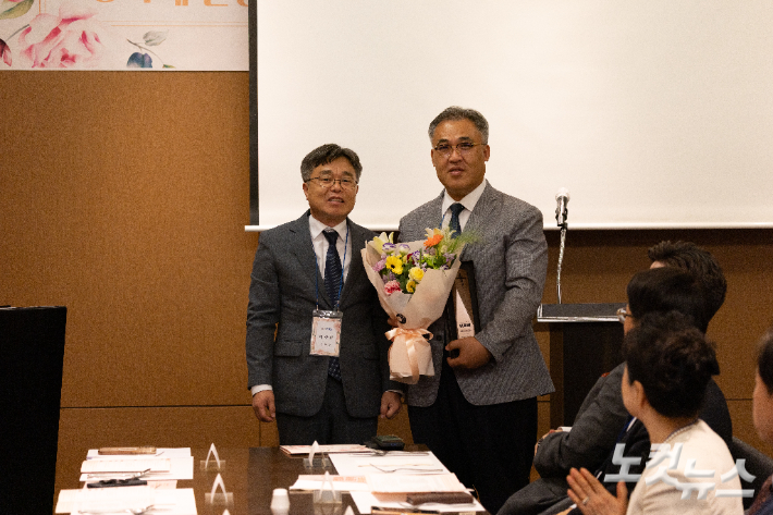 박상희 울산CBS 본부장은 10일 제4대 운영이사장인 박연식 담임목사(울산수정교회)에게 위촉패와 꽃다발을 전달했다. 이상록 기자