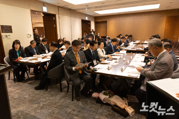 울산CBS는 10일 오전 울산 롯데호텔 페닌슐라에서 '3·4대 운영이사장 이취임식 및 신임 운영이사 위촉 감사예배'를 드렸다. 이상록 기자