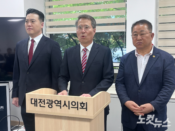 양홍규 전 국민의힘 서구을 당협위원장(사진 왼쪽에서 두 번째)이 10일 대전시의회에서 기자회견을 열고 조직위원장 공모에 나선 입장을 밝히고 있다. 정세영 기자