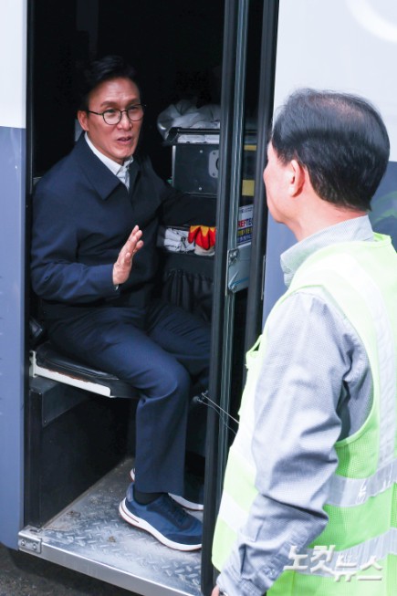 저상형 청소차량 환경 점검하는 김민석 대표