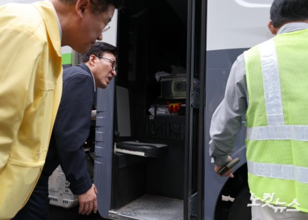 저상형 청소차량 둘러보는 김민석 대표