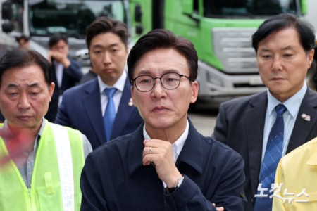 환경미화원 작업 환경 보고 받는 김민석