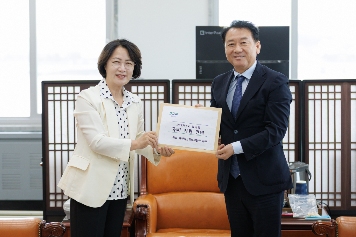 추미애 경기지사가 지난 9일 국회에서 이광재 예산결산특별위원장을 만나 노동감독관 인건비와 전국체전 운영비 등 10개 사업의 국비 지원을 요청한 뒤 기념사진을 찍는 모습. 경기도 제공