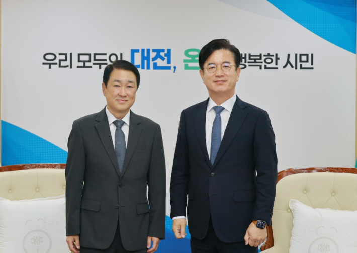 왼쪽부터 박연병 신임 대전시 행정부시장, 허태정 대전시장. 대전시 제공