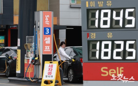 미국과 이란의 무력 충돌이 원유 운반선 공격으로 번지면서 브렌트유가 배럴당 100달러를 넘어선 가운데 10일 서울 시내의 한 주유소에서 이용객이 주유를 하고 있다.