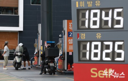미국과 이란의 무력 충돌이 원유 운반선 공격으로 번지면서 브렌트유가 배럴당 100달러를 넘어선 가운데 10일 서울 시내의 한 주유소에서 이용객이 주유를 하고 있다.