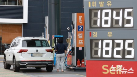 미국과 이란의 무력 충돌이 원유 운반선 공격으로 번지면서 브렌트유가 배럴당 100달러를 넘어선 가운데 10일 서울 시내의 한 주유소에서 이용객이 주유를 하고 있다.