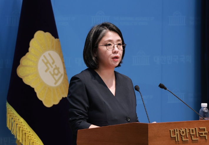  용혜인 성평등가족부 장관 후보자가 10일 국회 소통관에서 입장 발표 기자회견을 하고 있다. 연합뉴스