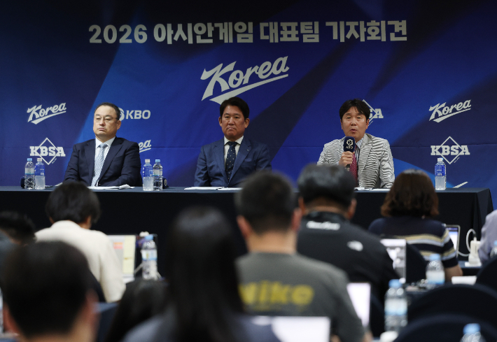 류지현 야구대표팀 감독(사진 오른쪽)이 지난 6월 11일 서울 중구 프레스센터에서 2026 아이치·나고야 아시안게임 야구 국가대표팀 최종 명단 공개 기자회견에서 취재진 질문에 답하고 있다. 사진 왼쪽은 차명주 KBSA(대한야구소프트볼협회) 경기력 향상 위원장, 가운데는 조계현 KBO 전력강화위원장. 연합뉴스