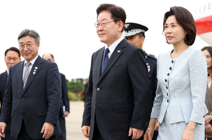프랑스 국빈방문 마친 이재명 대통령 부부. 연합뉴스