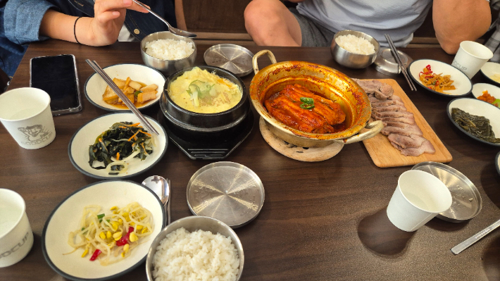 제주 서귀포 식당에서 갈치조림 4인분을 시킨 A씨가 올린 사진. 스레드 캡처(계정 비공개 처리)