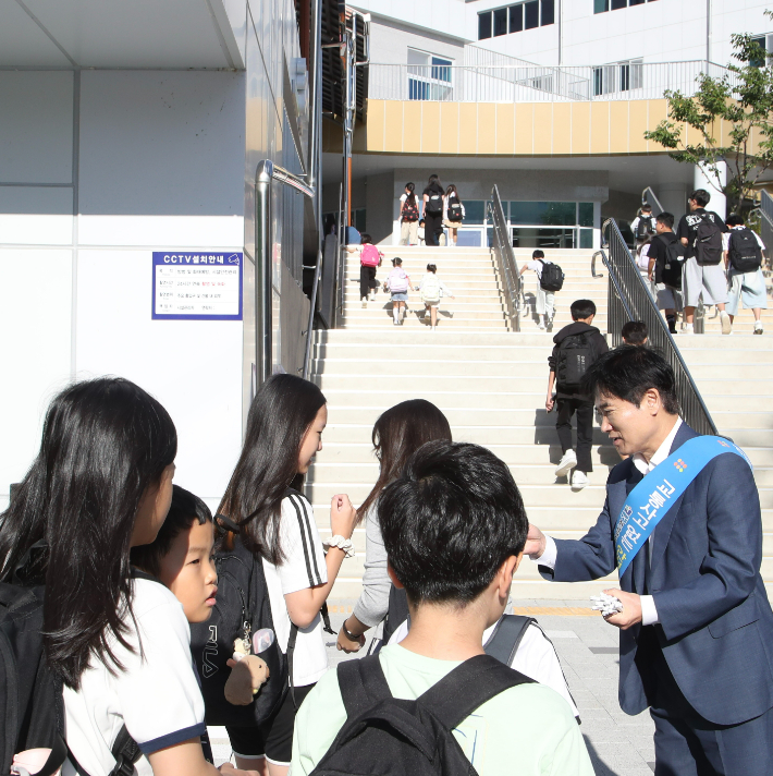 10일 참미르초등학교 통학로 일대에서 김대중 교육감, 교육청 관계자 등이 등굣길 안전점검, 교통안전 수칙 홍보활동을 실시하고 있다. 전남광주통합특별시교육청 제공